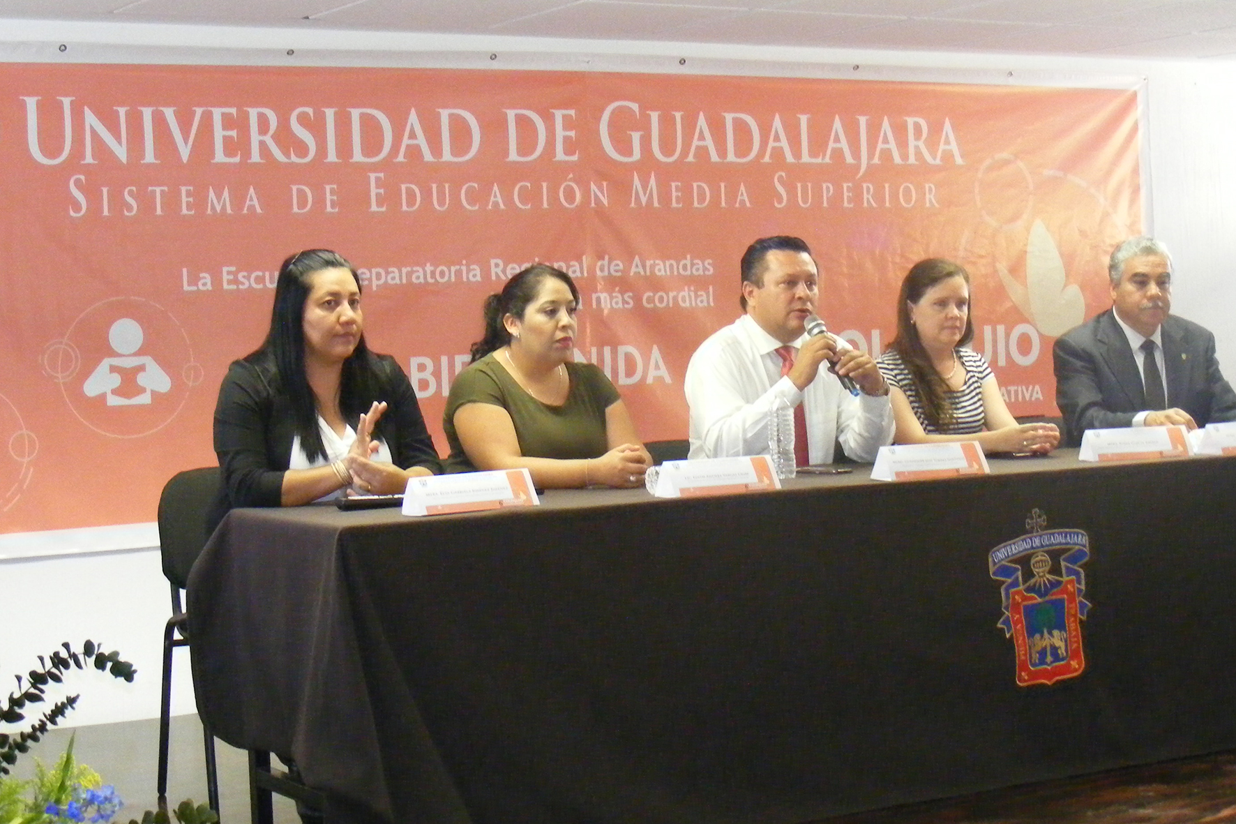 Director de la Preparatoria de Arandas junto a invitados en mesa del presidium