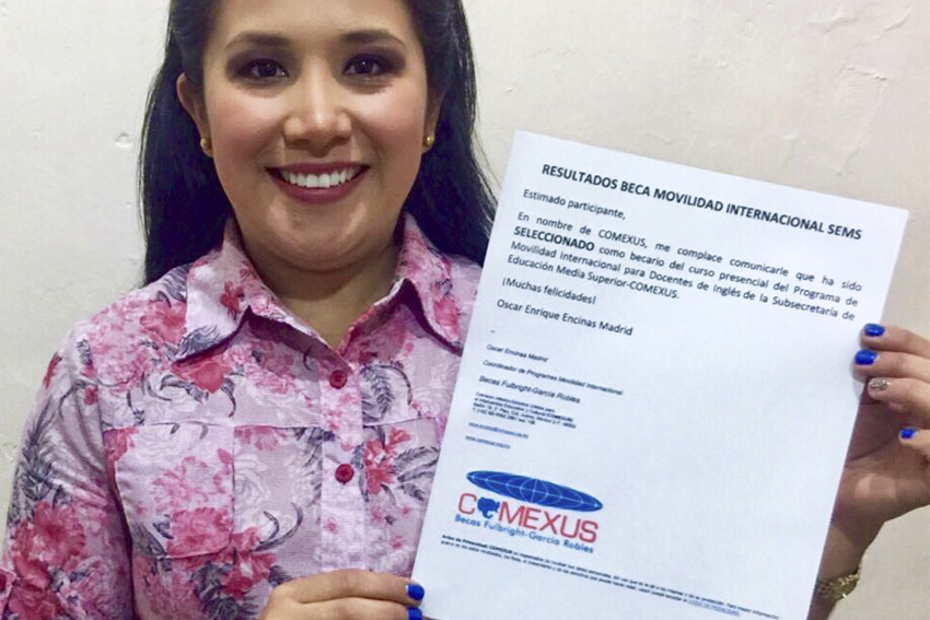 Docente mostrando reconocimento de Beca de Movilidad Internacional