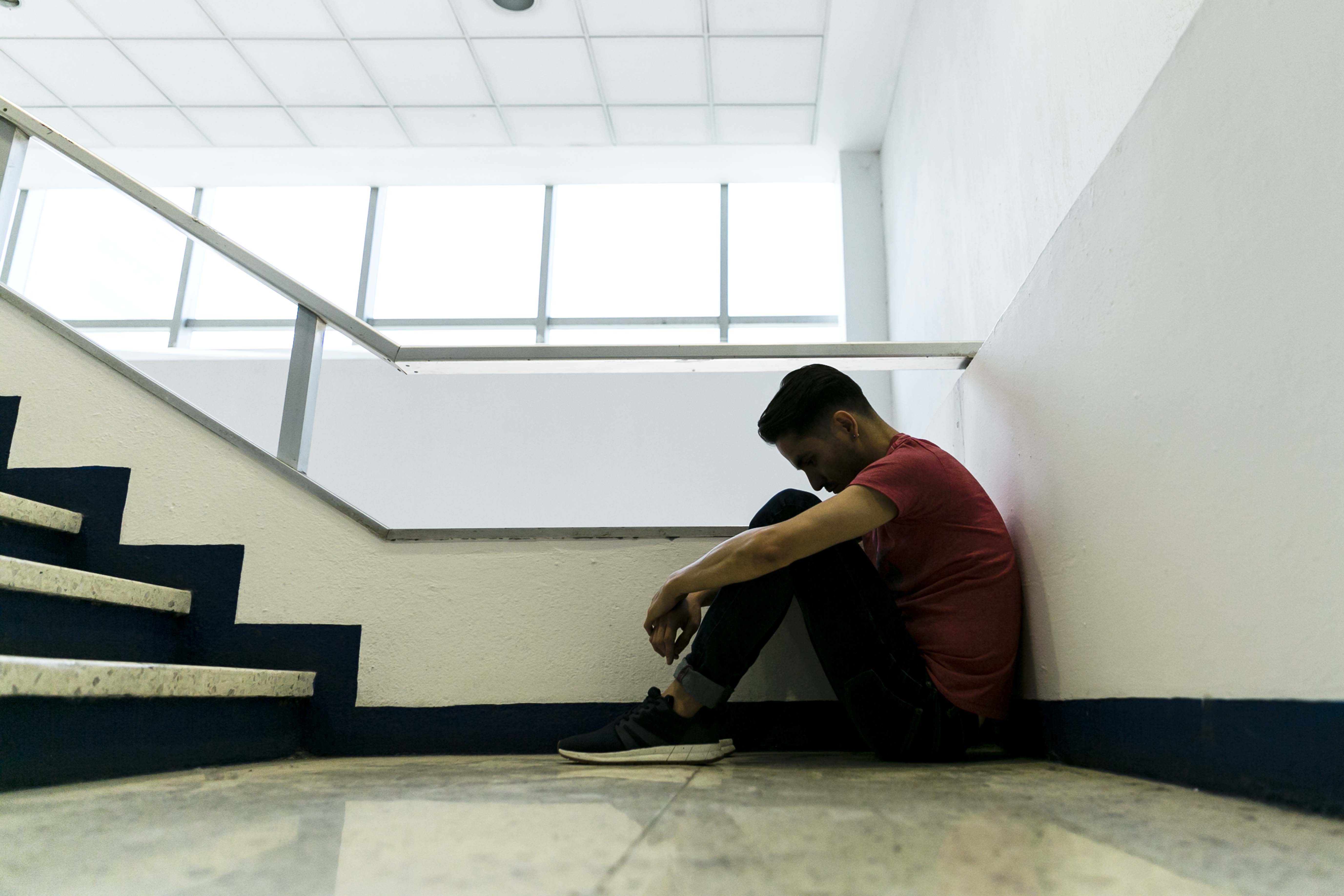 Persona sentada en el piso