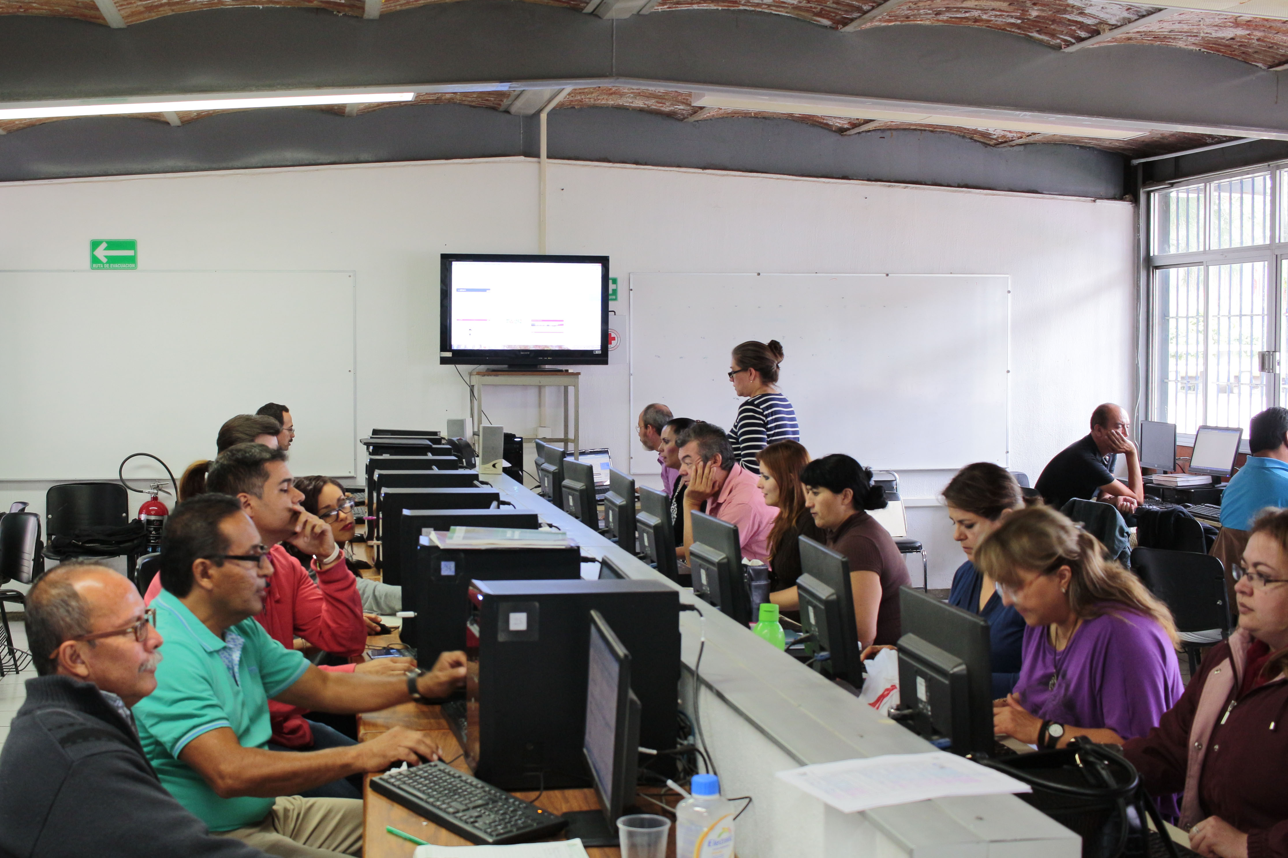 Docentes en aula de computo