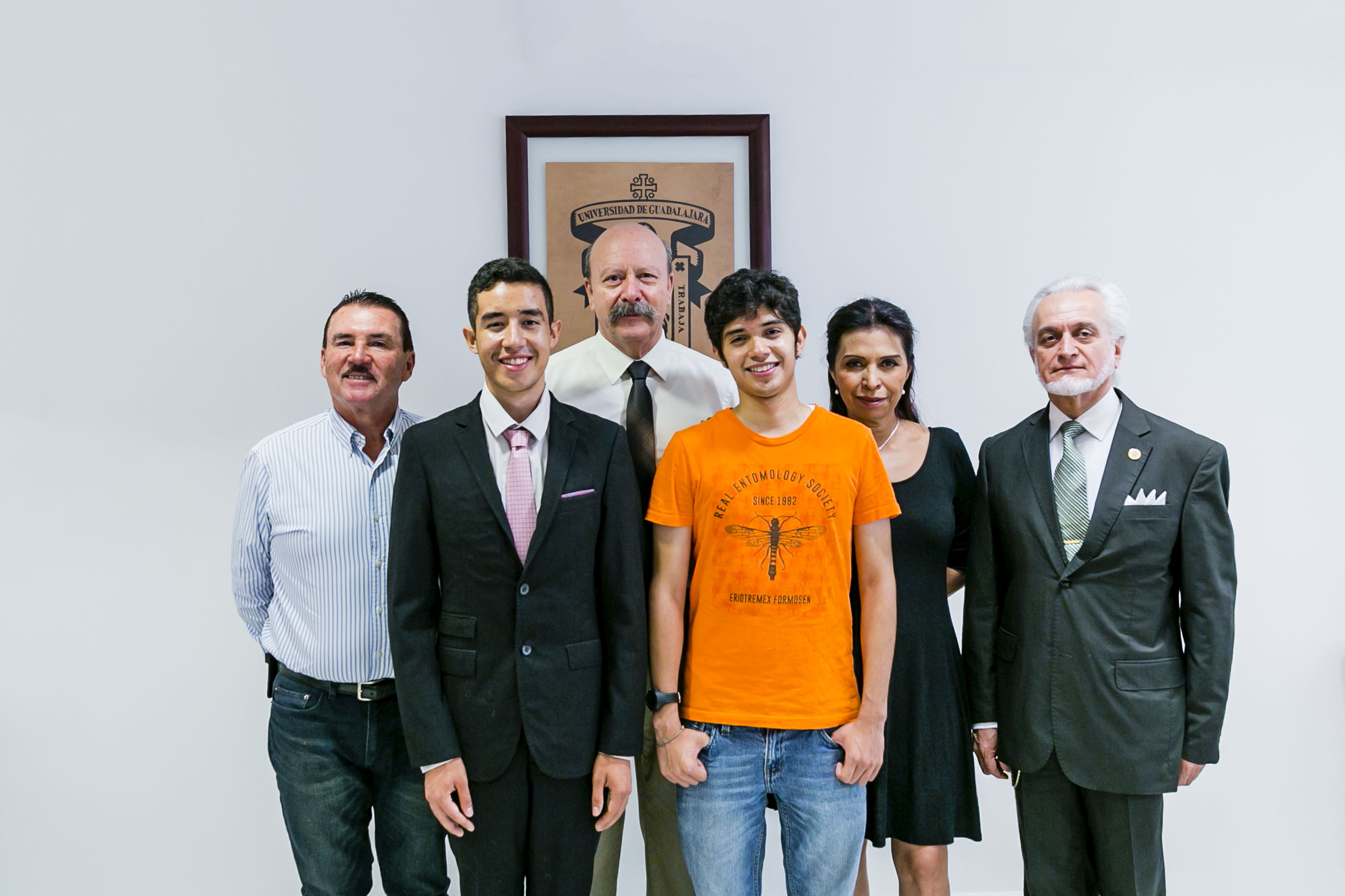Alumnos ganadores de olimpiada con el director general del SEMS y autoridades de sus planteles