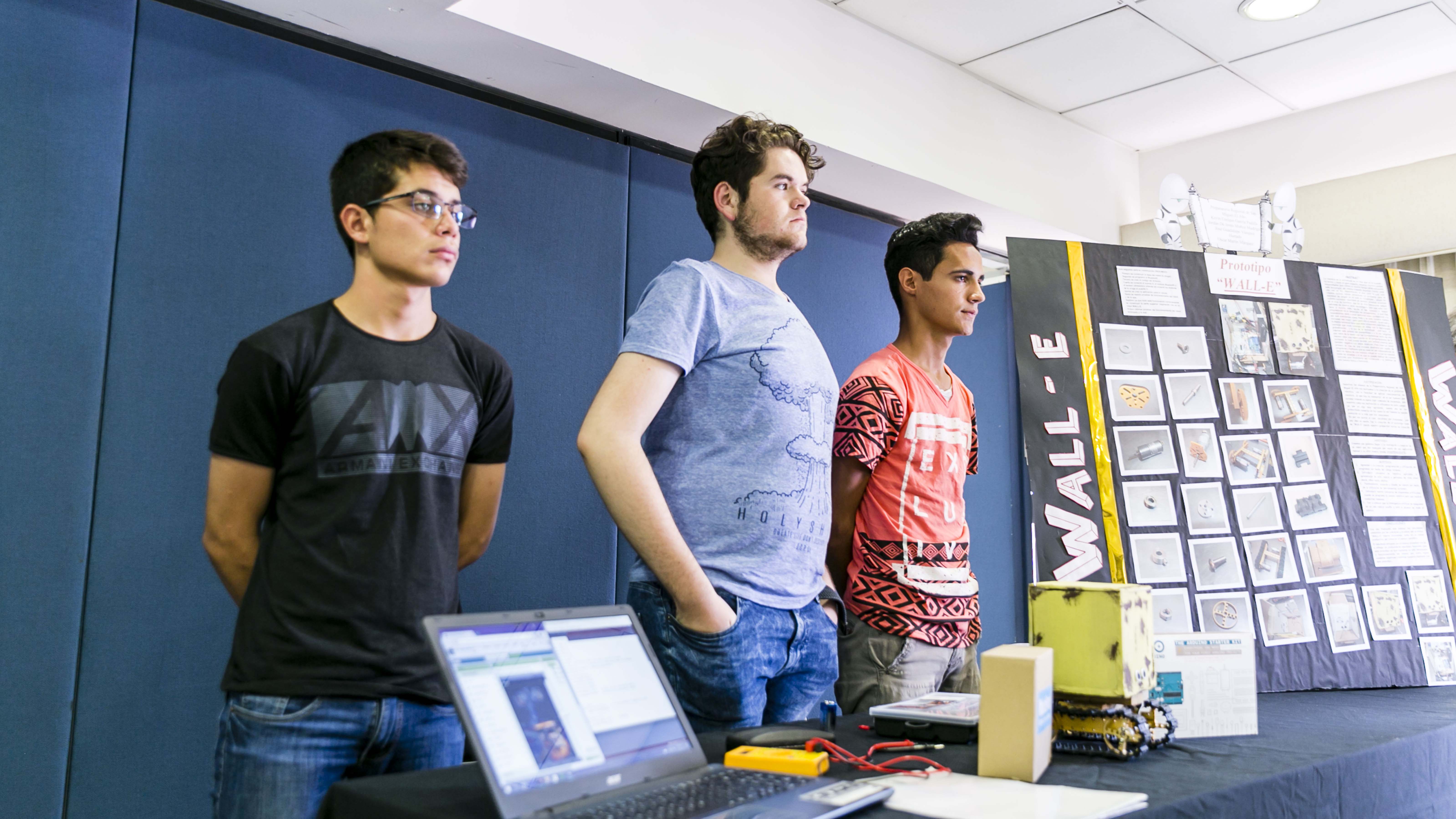 Alumnos exponen proyectos