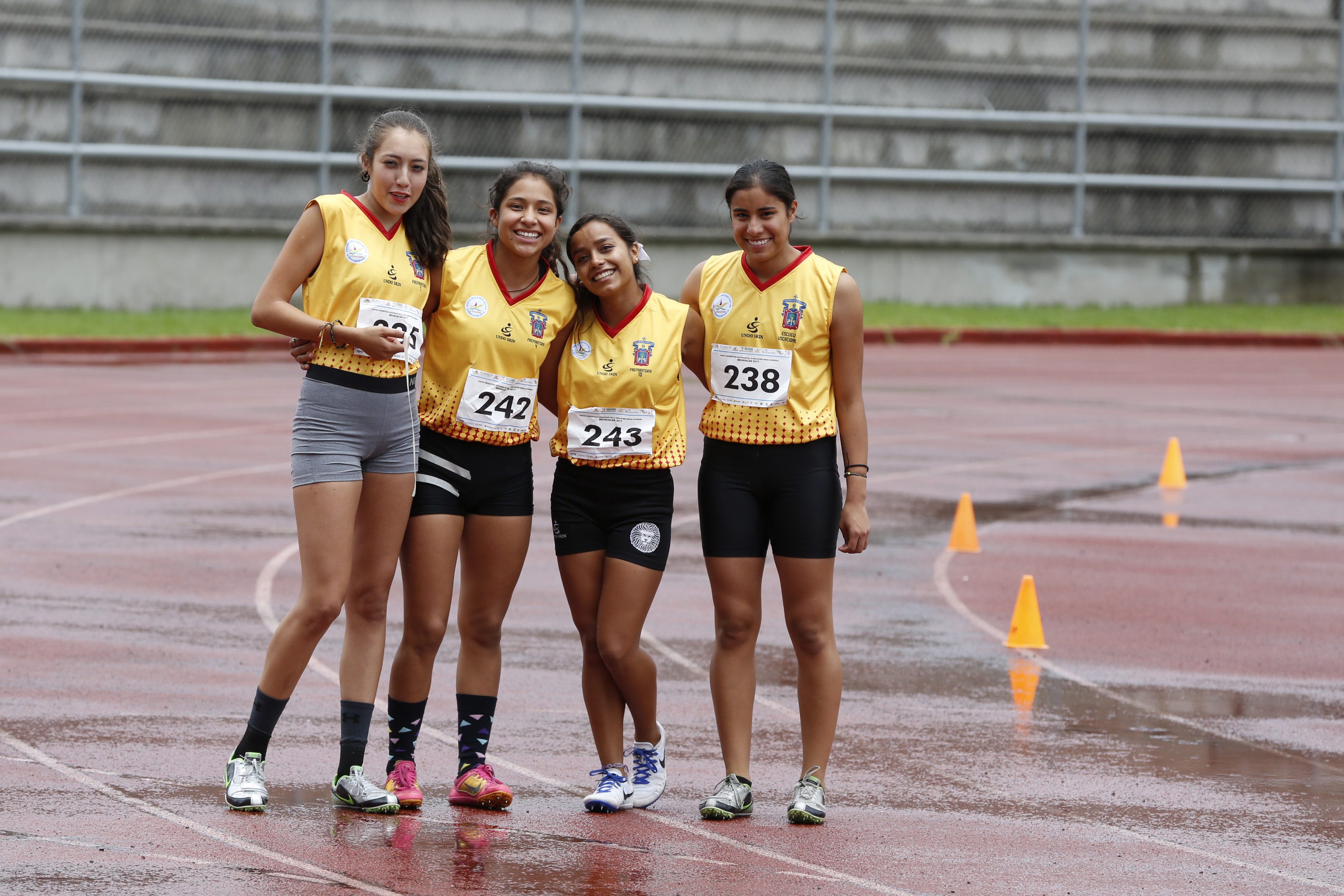 Atletas del SEMS en pista de atletismo