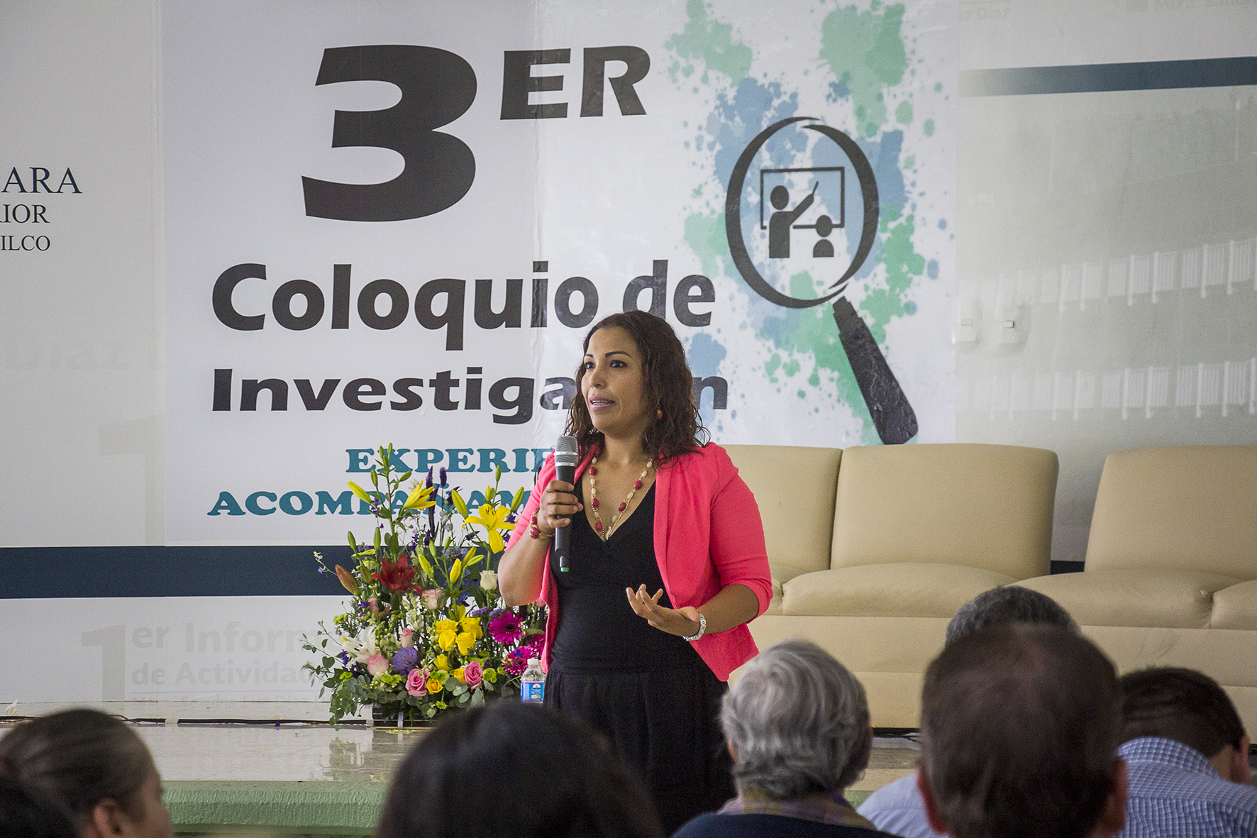 Conferencista en charla con docentes