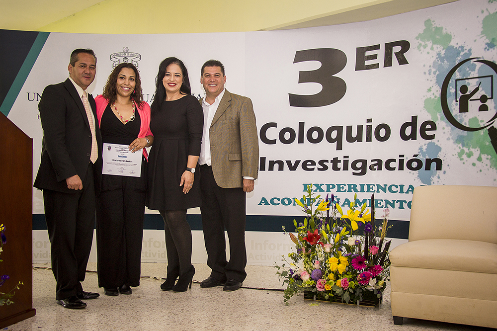 Directivos de la preparatoria entregan constancia a conferencista
