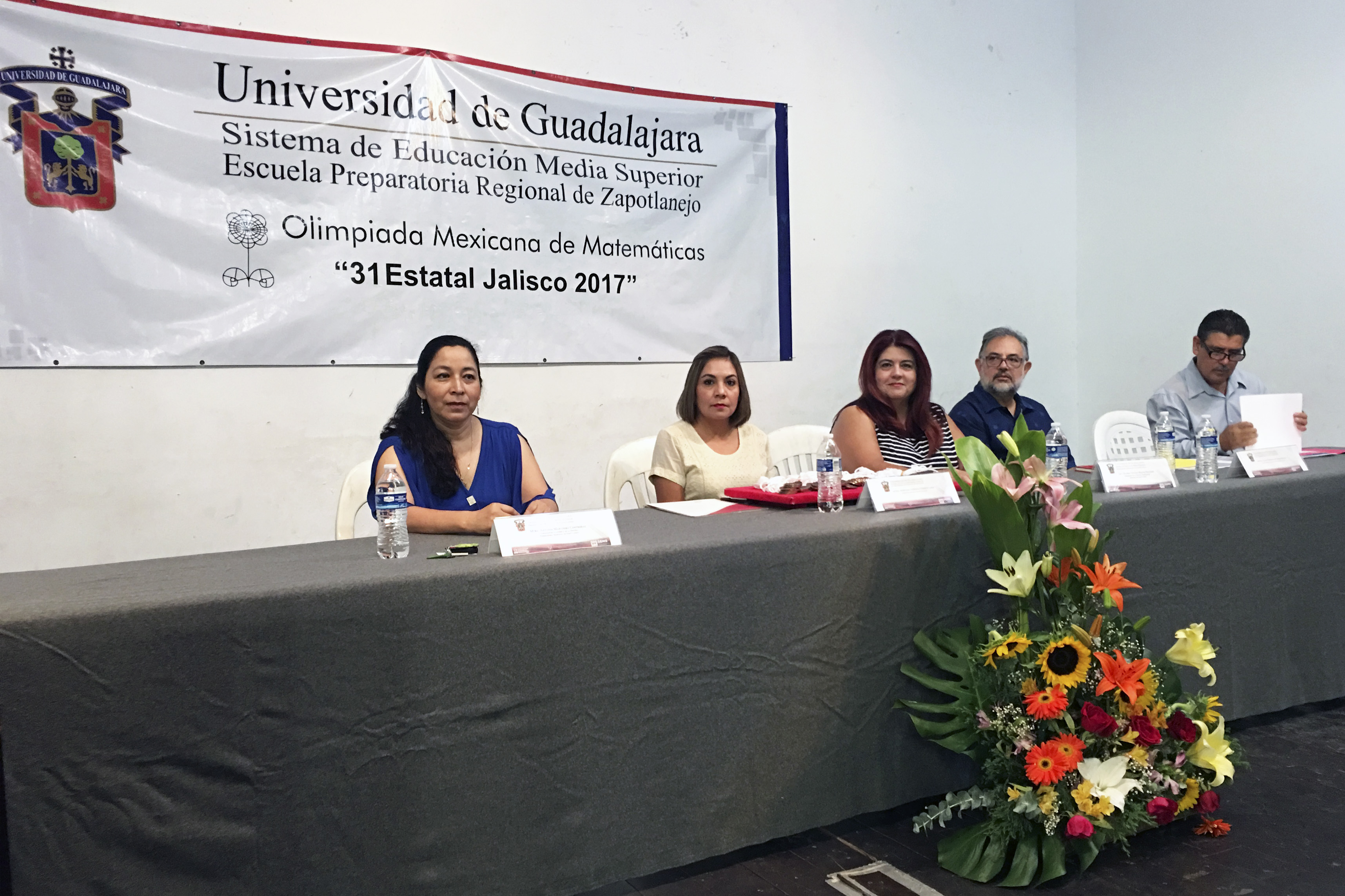 Autoridades del presidium en la premiación de olimpiada