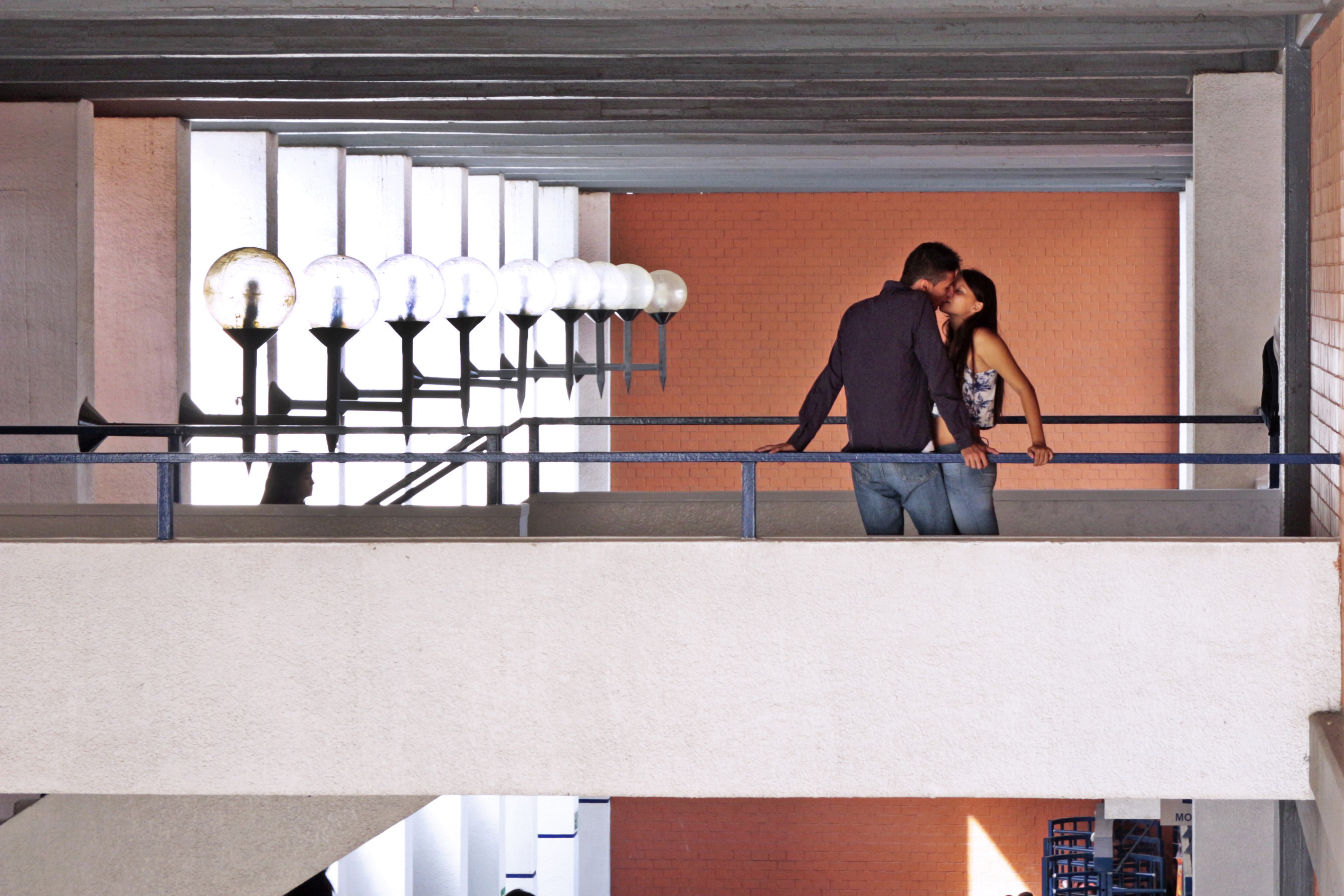 Pareja intercambia un beso