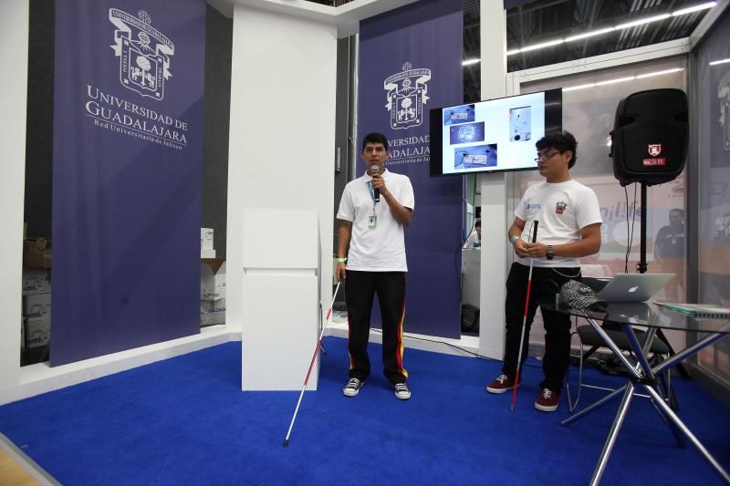 Alumnos en estand en Campus Party en México