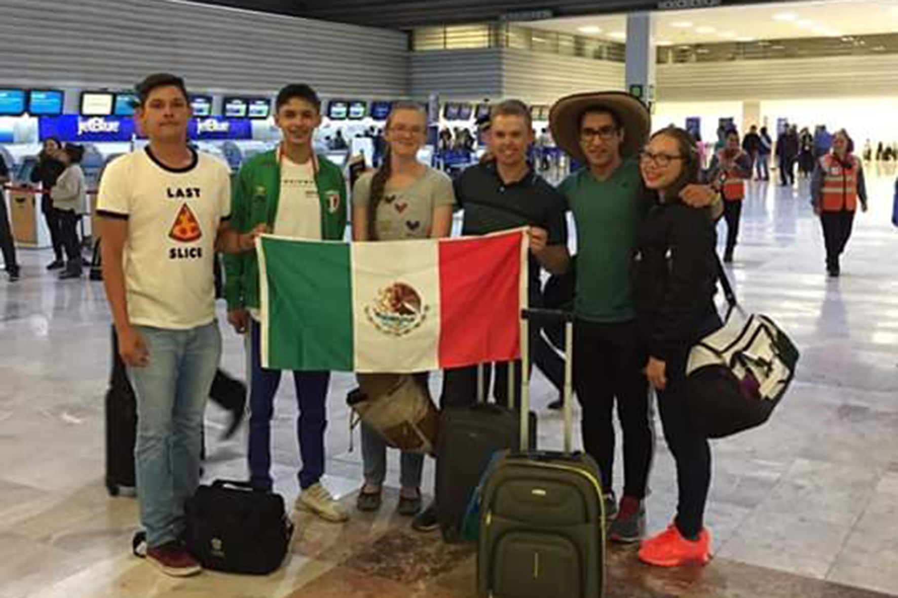 Grupo de alumnos con bandera de México