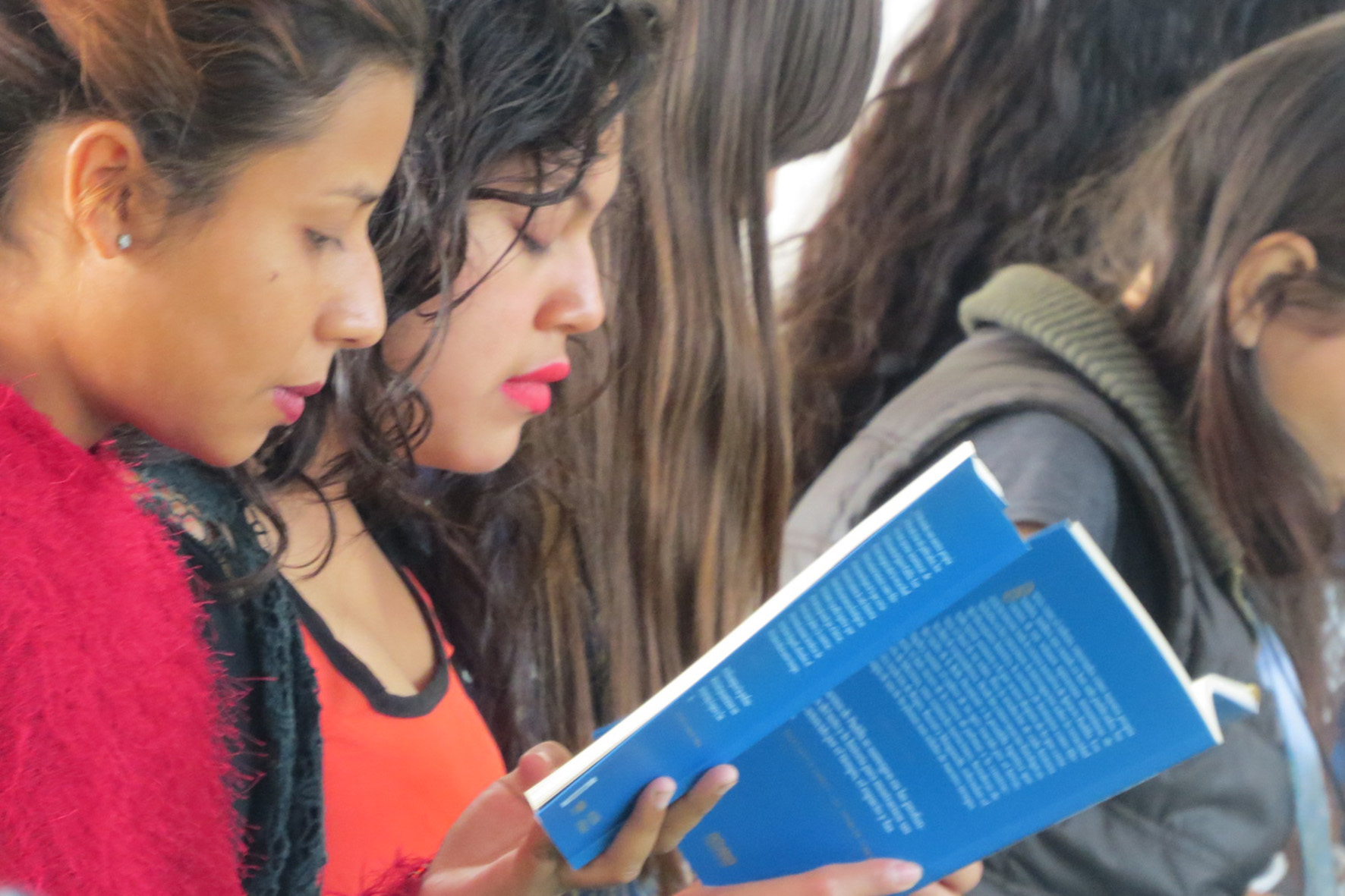 Docentes leen libro