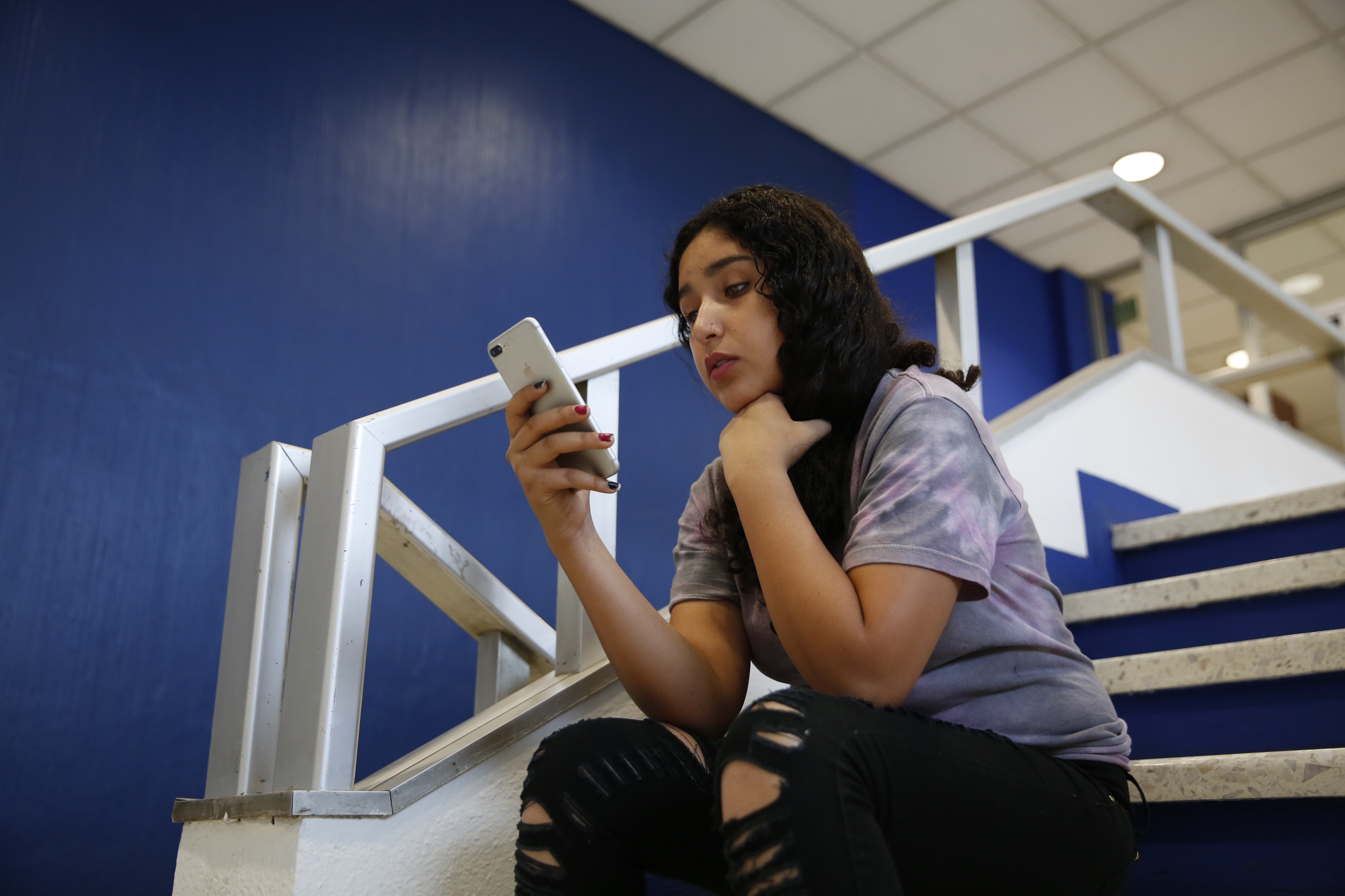 Alumna utiliza aplicación movil