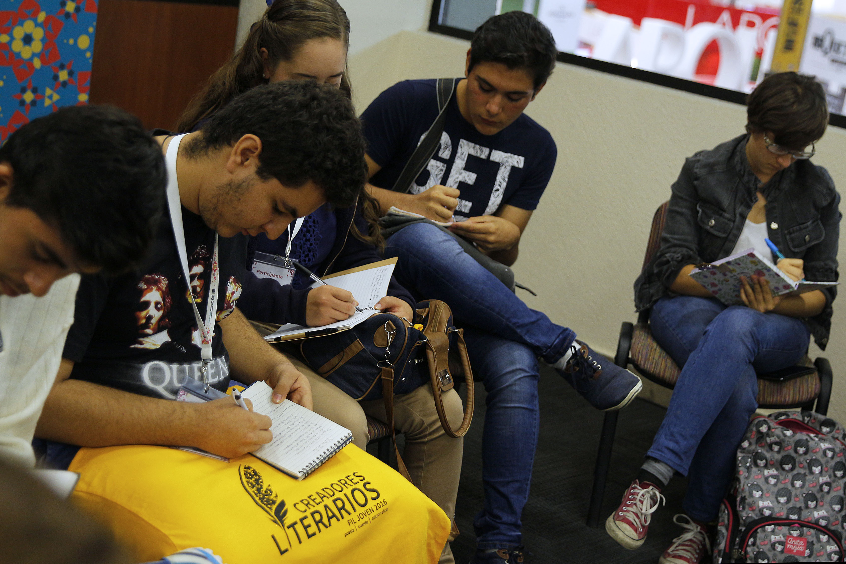 Alumnos realizan anotaciones