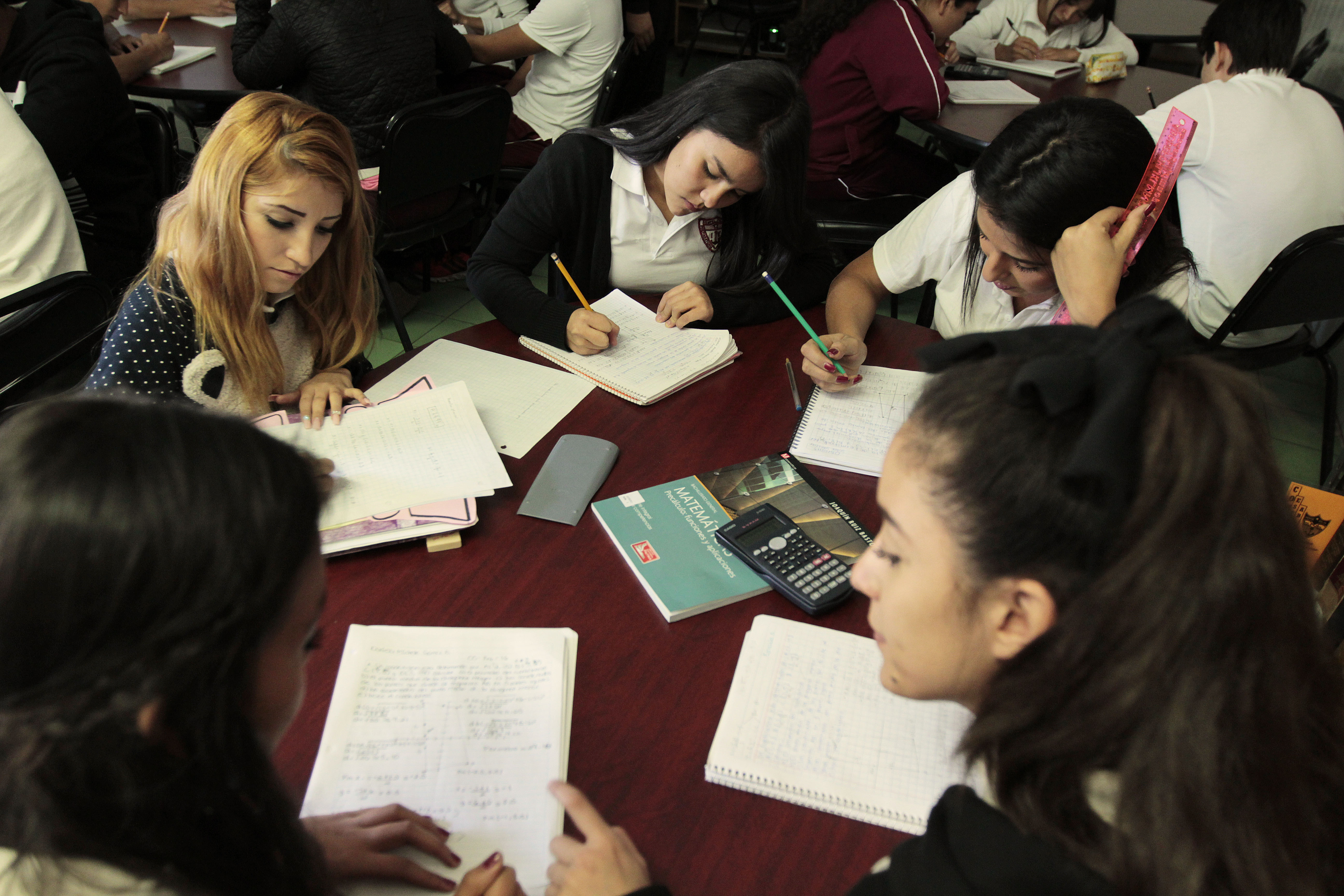 Alumnos en mesa de trabajo