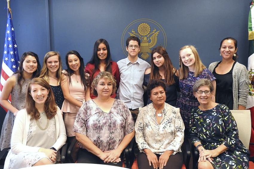 Alumnos becados acompañados por autoridades