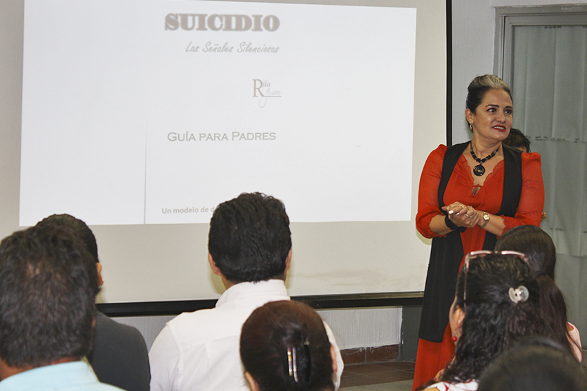 Conferencista en charla con alumnos