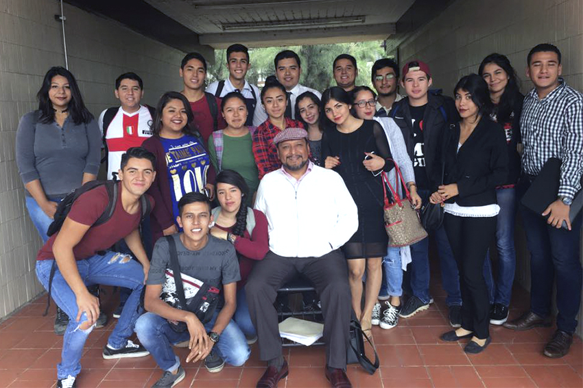 Alumnos junto a docente nombrado Presidente de la Comisión Estatal de Derechos Humanos Jalisco