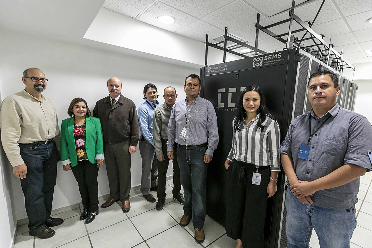 Autoridades del SEMS junto a servidores del Centro de Datos