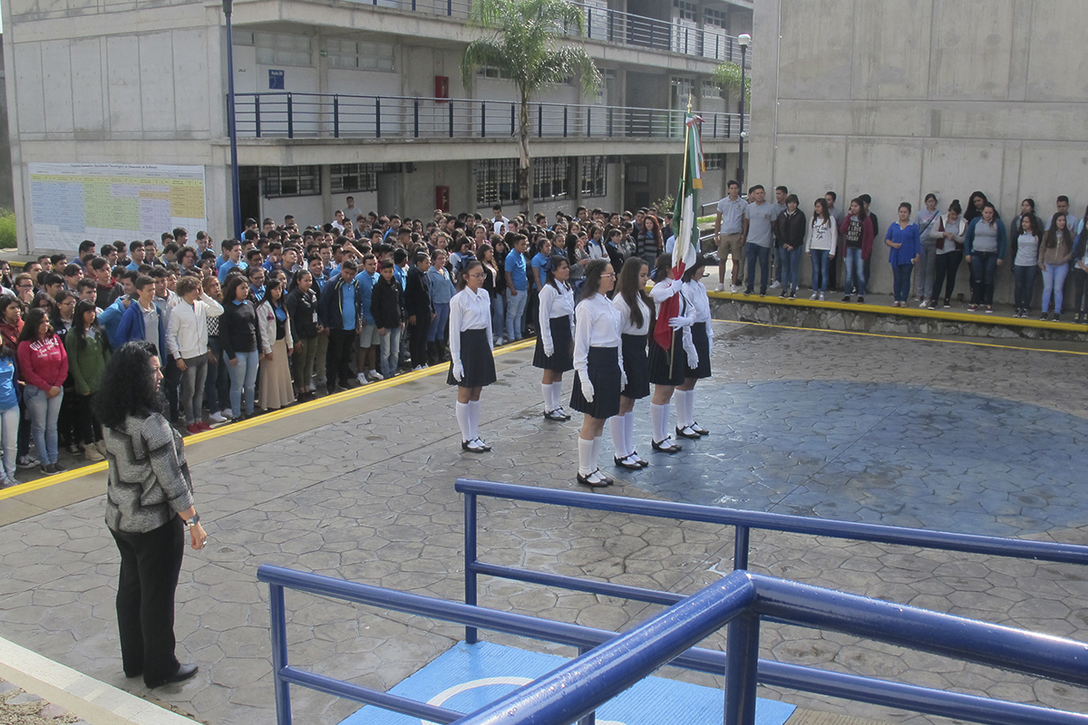 Escolta y alumnos del plantel