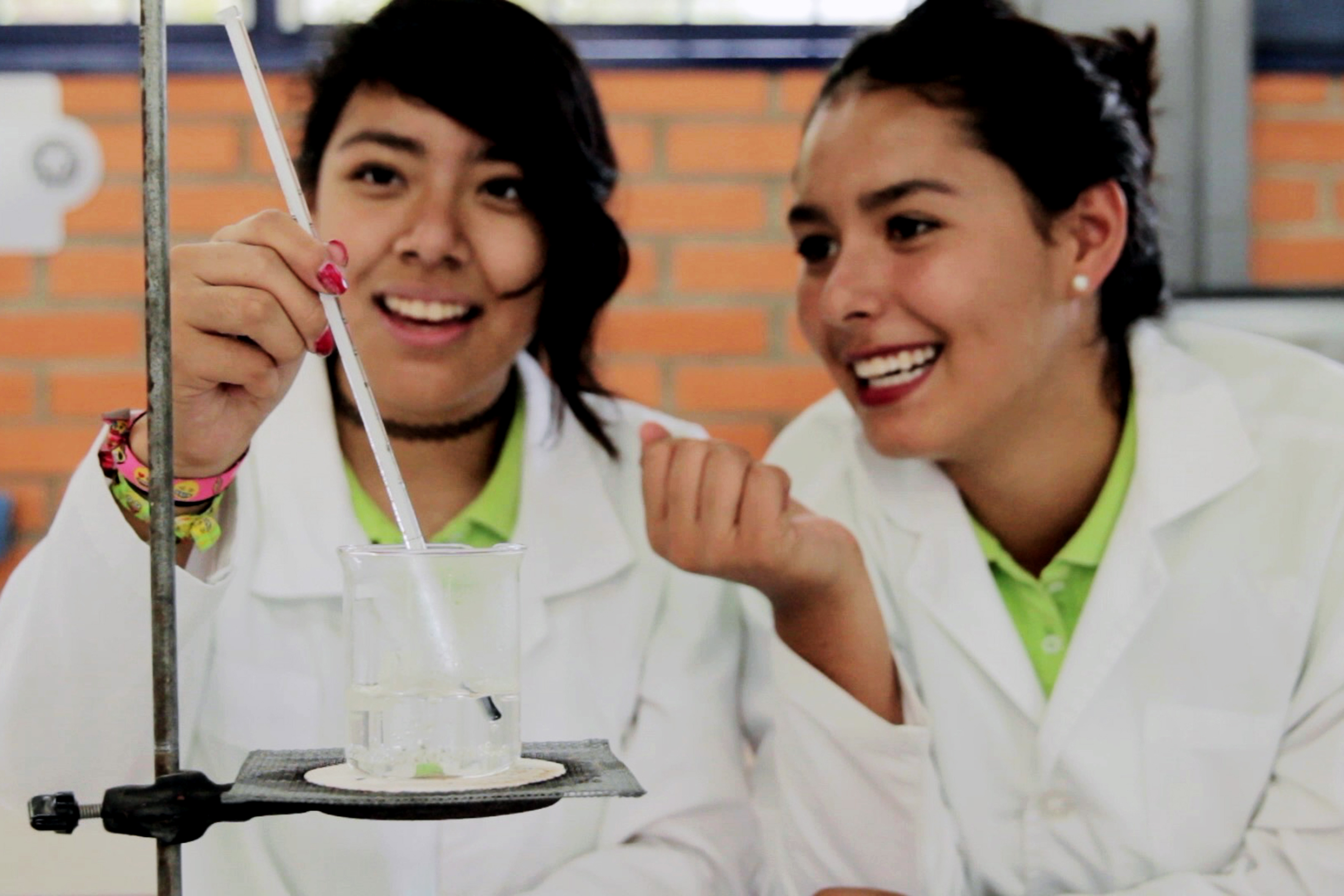 Alumnas con instrumental de laboratorio