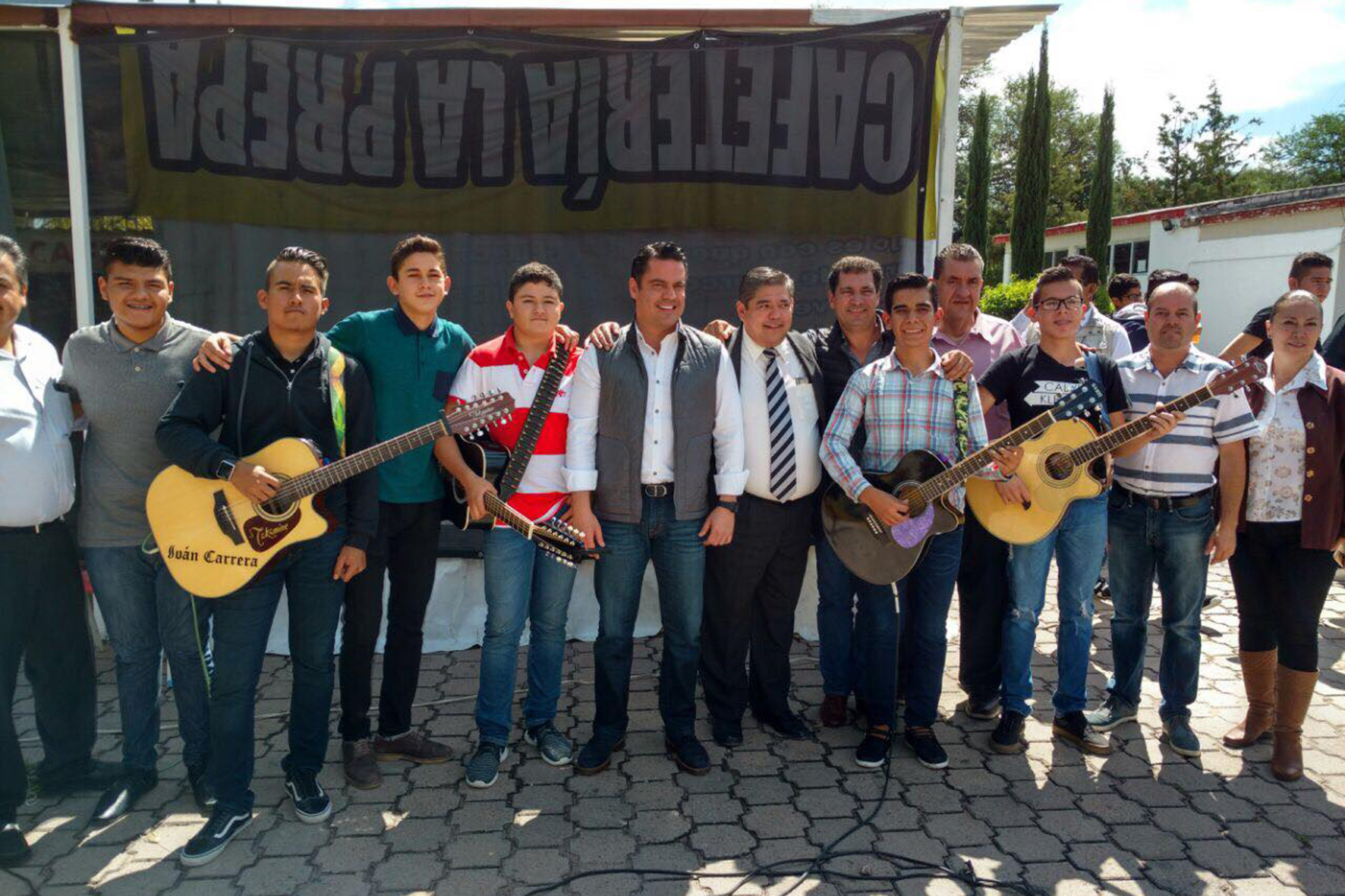 El gobernador Aristóteles Sandoval con autoridades y alumnos del plantel