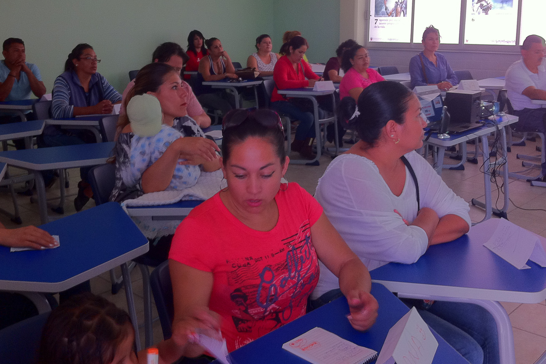 Padres de familia en aula