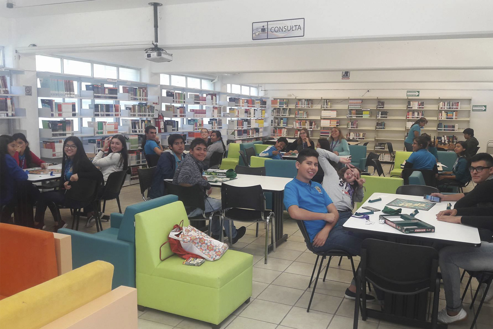 Alumnos en biblioteca