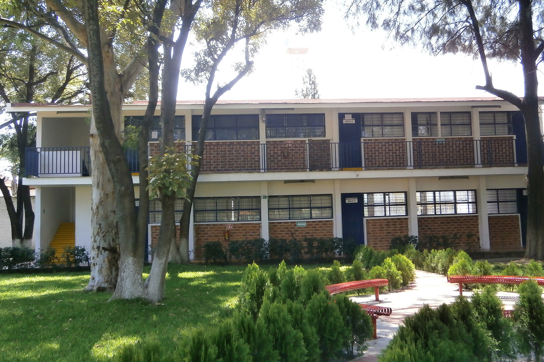 Edificio y jardín de la preparatoria