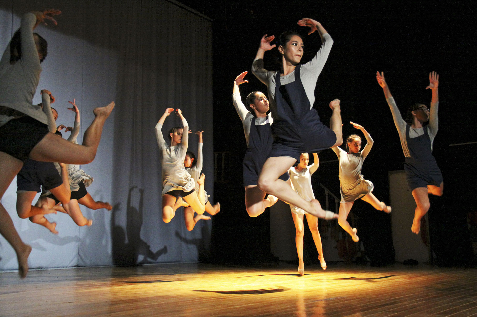 Grupo de danza en escenario