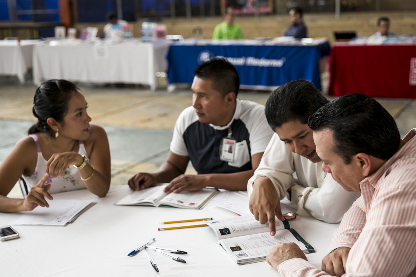 Alumnos en mesa de trabajo