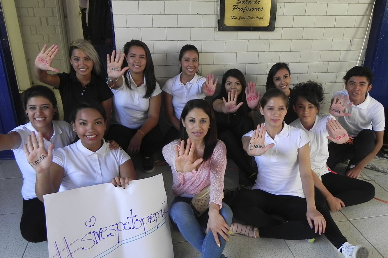 Grupo de alumnos en actividad de taller