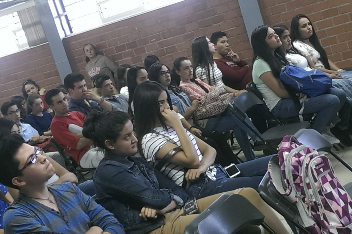 Alumnas en aula