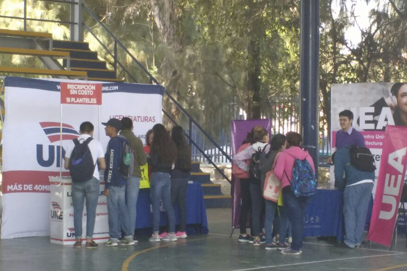 Alumnos en estand de Expo Profesiones