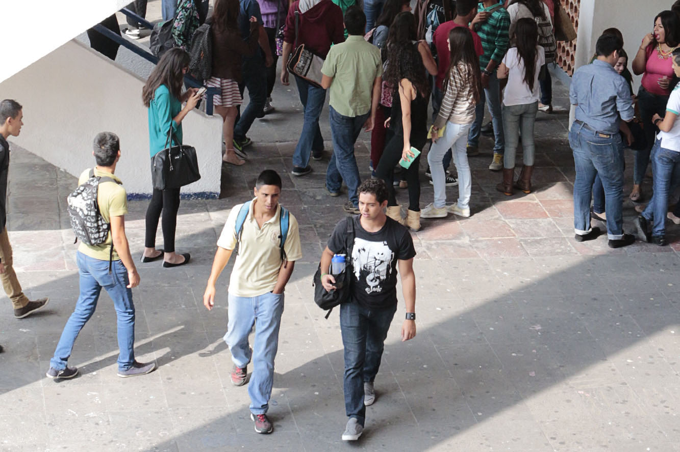 Alumnos caminando