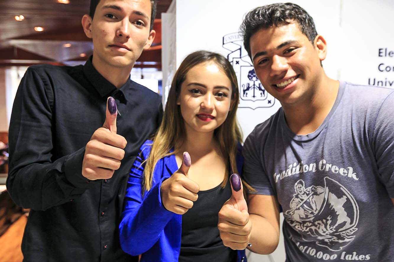Alumnos depues de emitir su voto