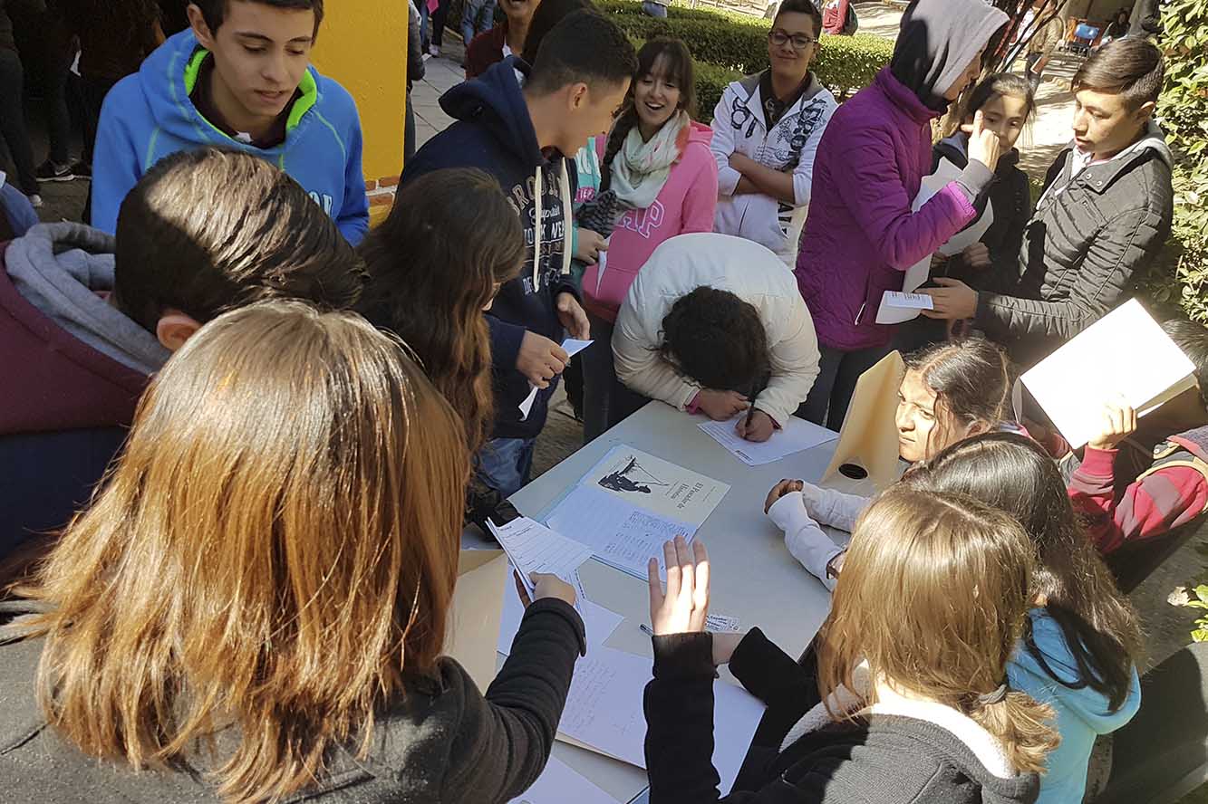 Alumnos en estand de feria