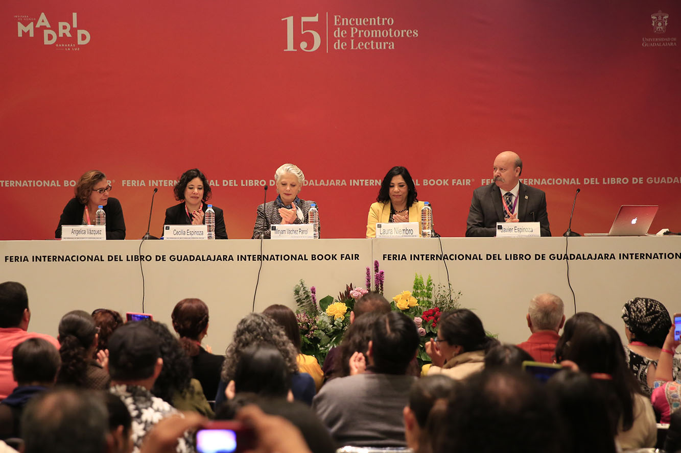 Mesa del presidium en auditorio de FIL