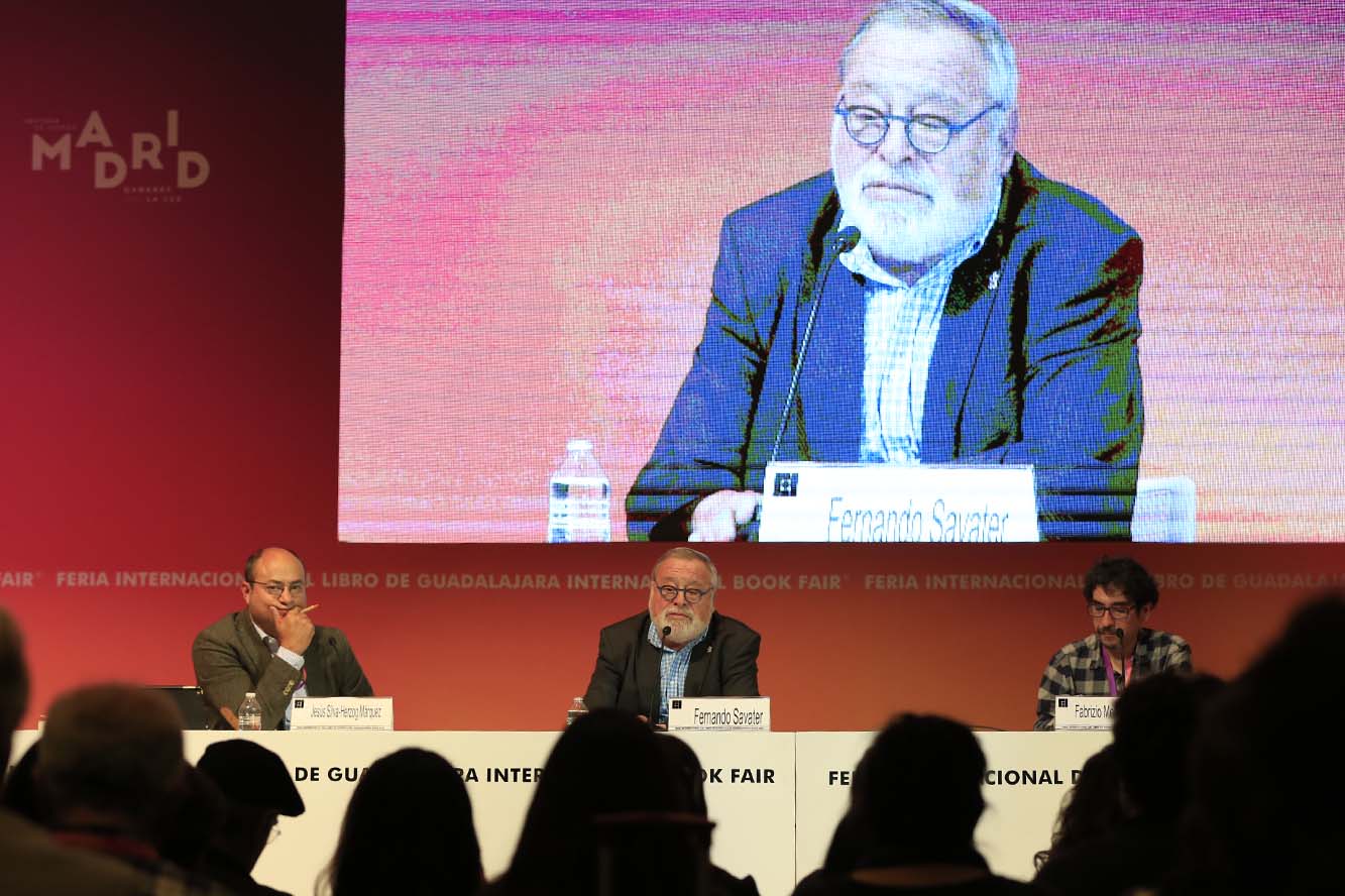 Escritor en mesa de presidium