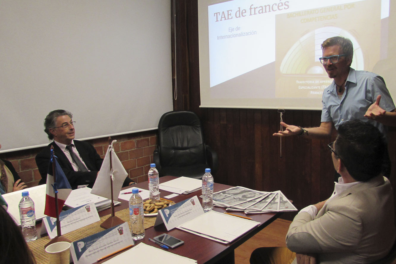 Integrantes de TAE en reunión de trabajo