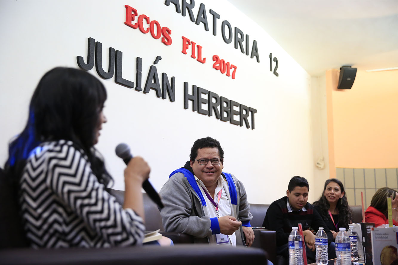 Escritor en Ecos de la FIL Joven