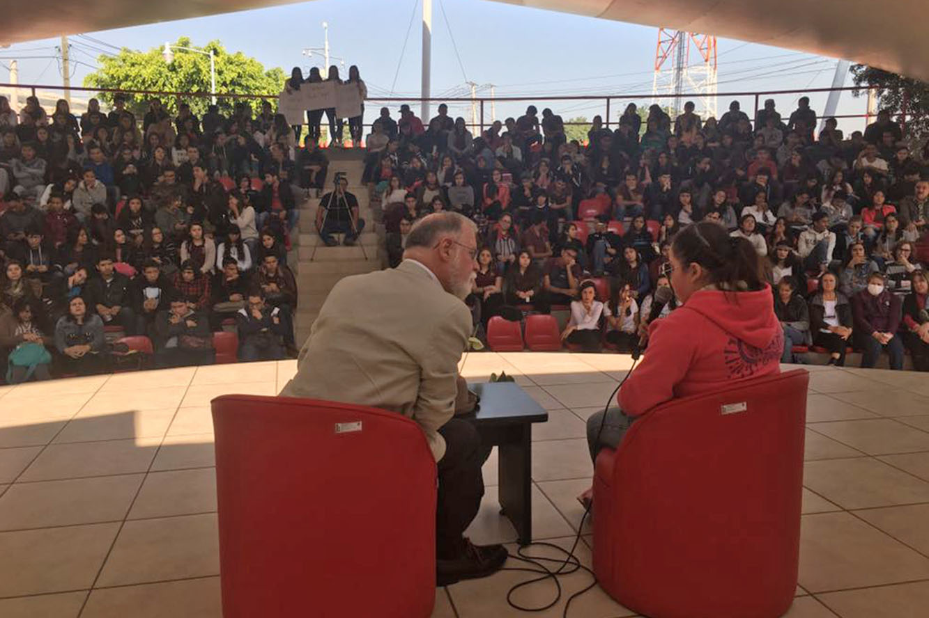 Escritor en Ecos de la FIL Joven