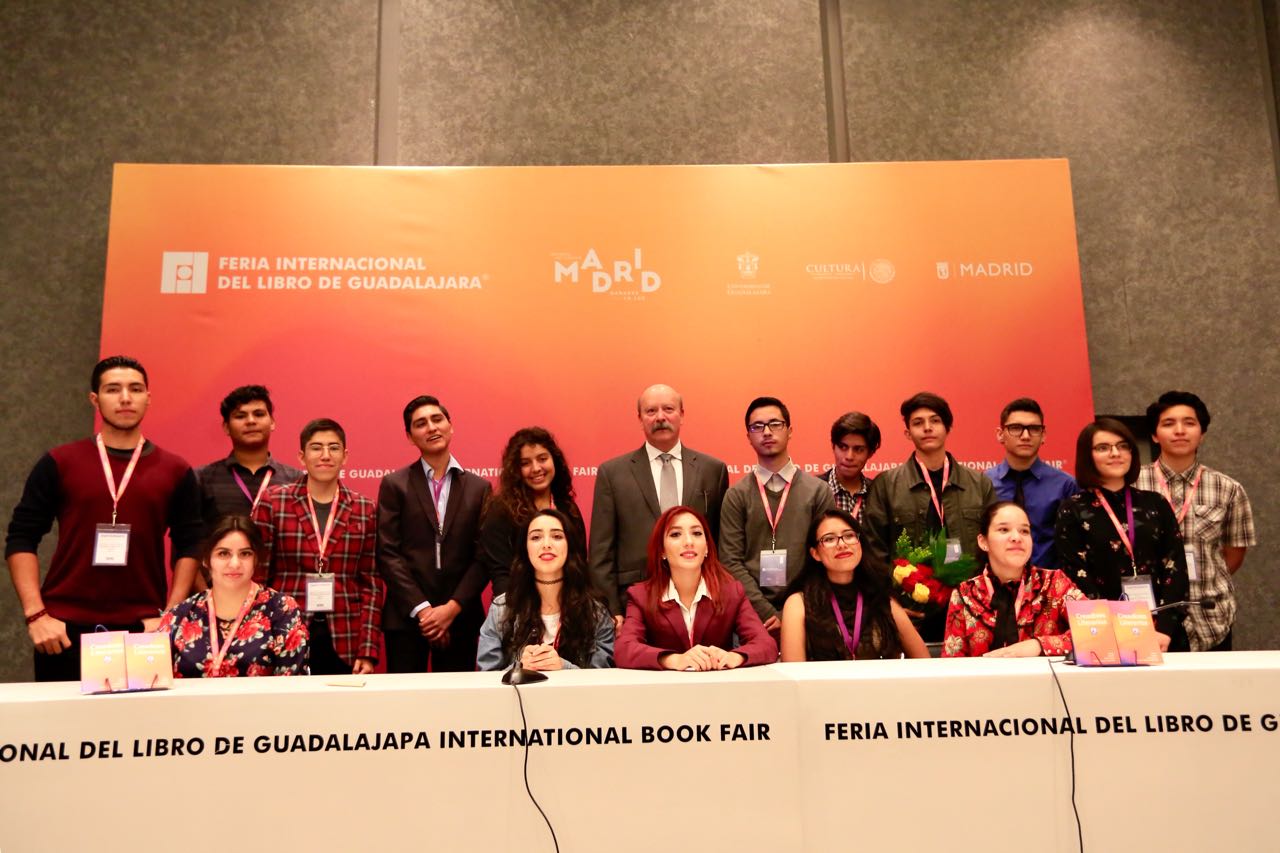 Director del SEMS junto a quienes ganaron el concurso