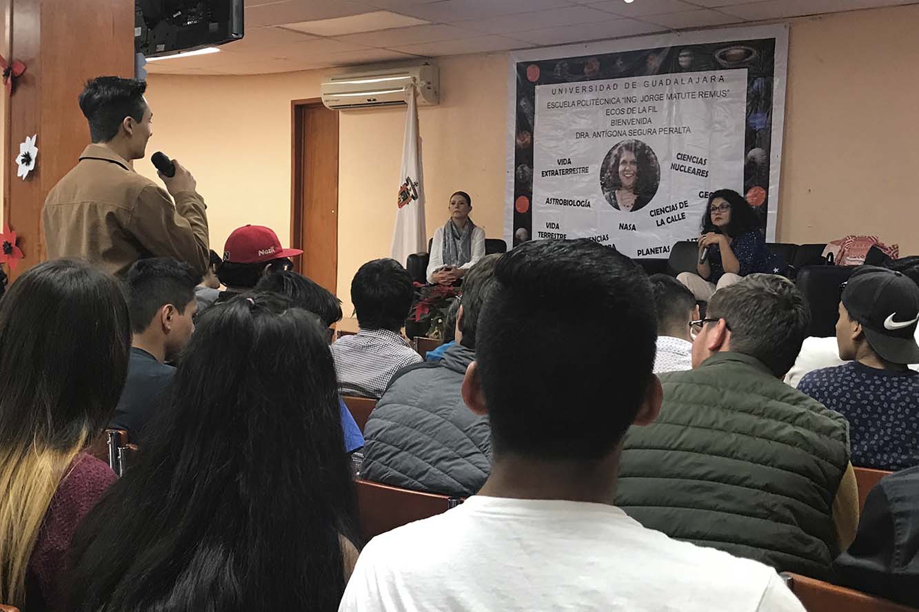 Escritora en Ecos de la FIL Joven