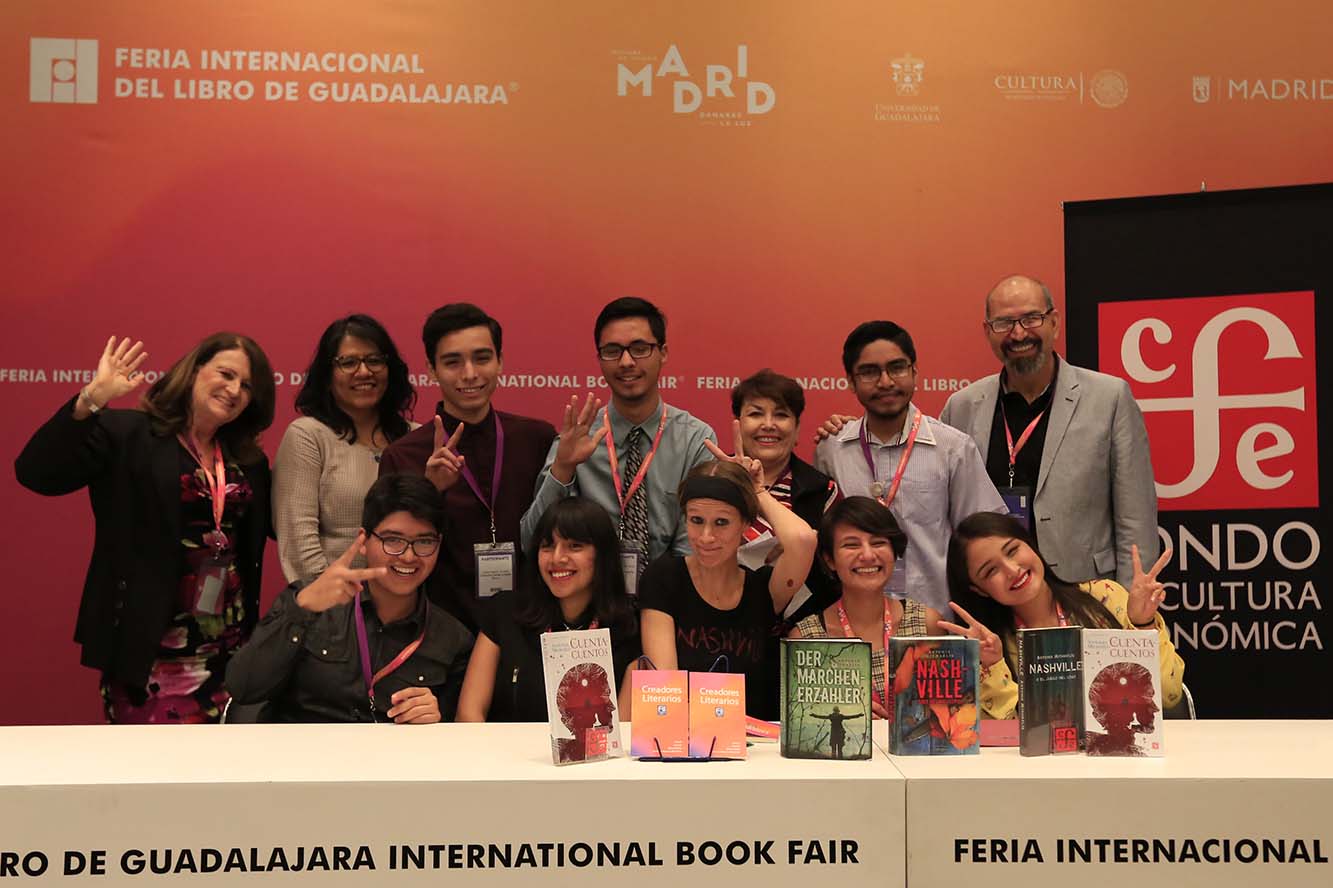 Alumnos junto a Secretario Académico del SEMS