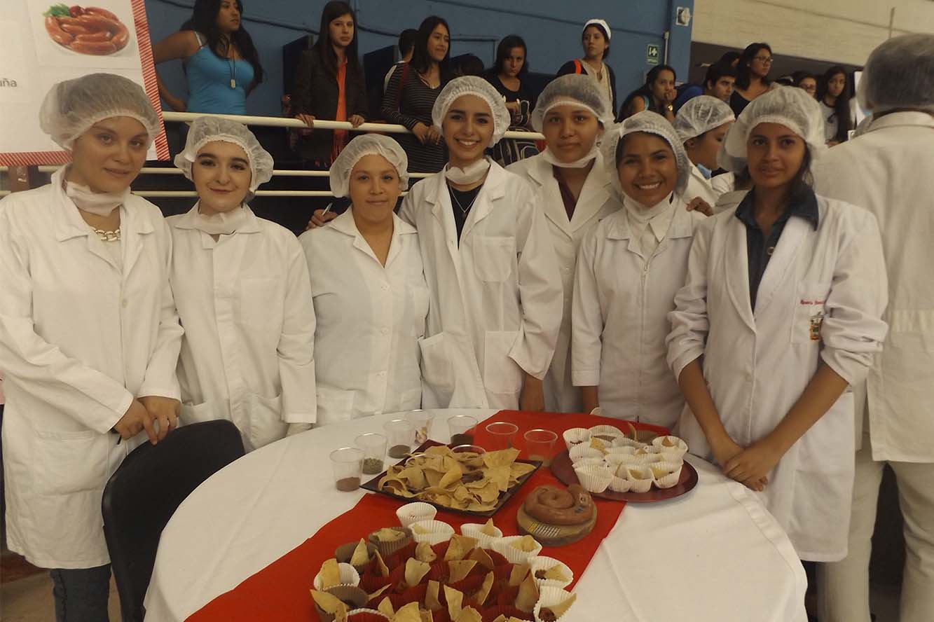 Alumnos en estand de feria