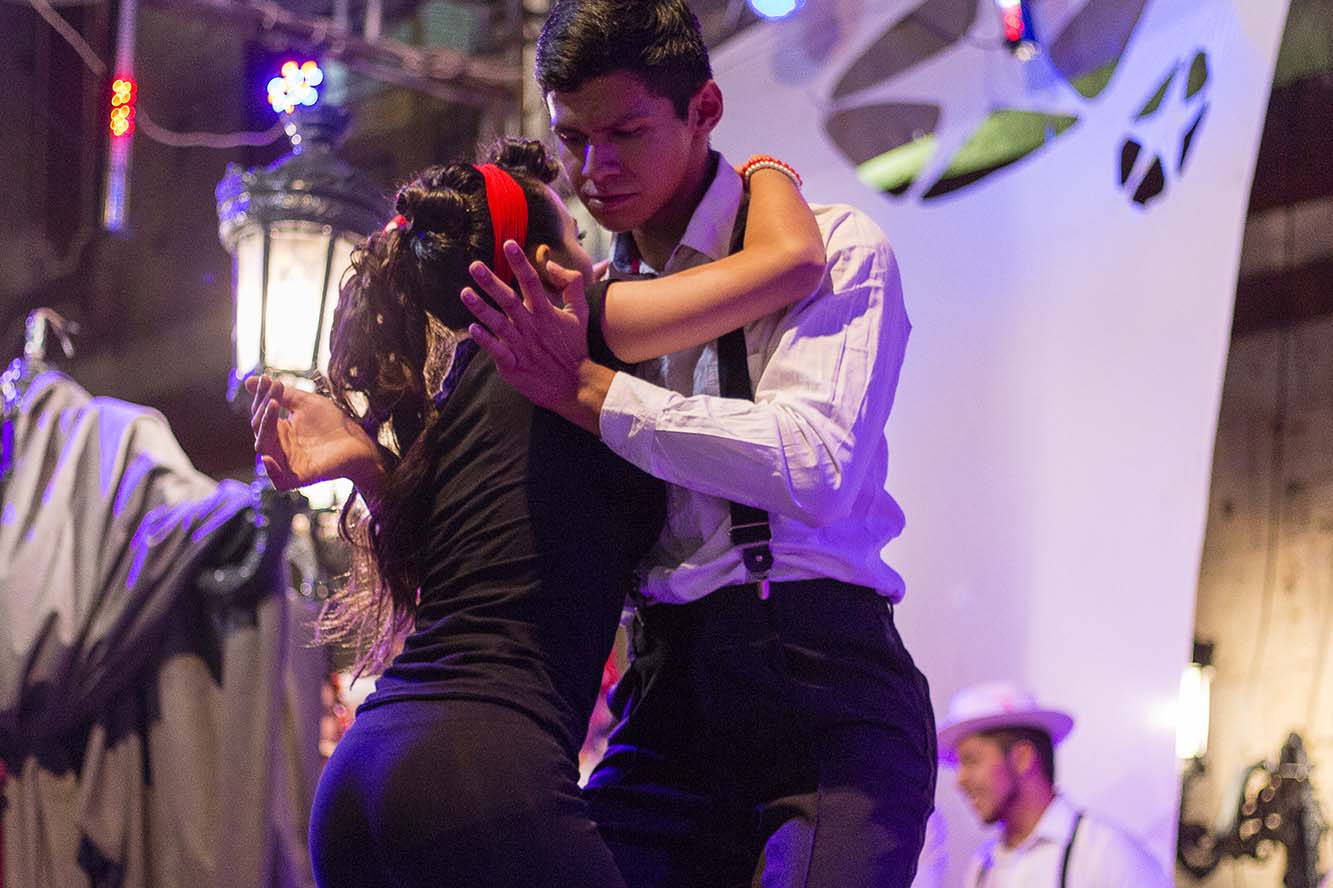 Pareja de alumnos bailando