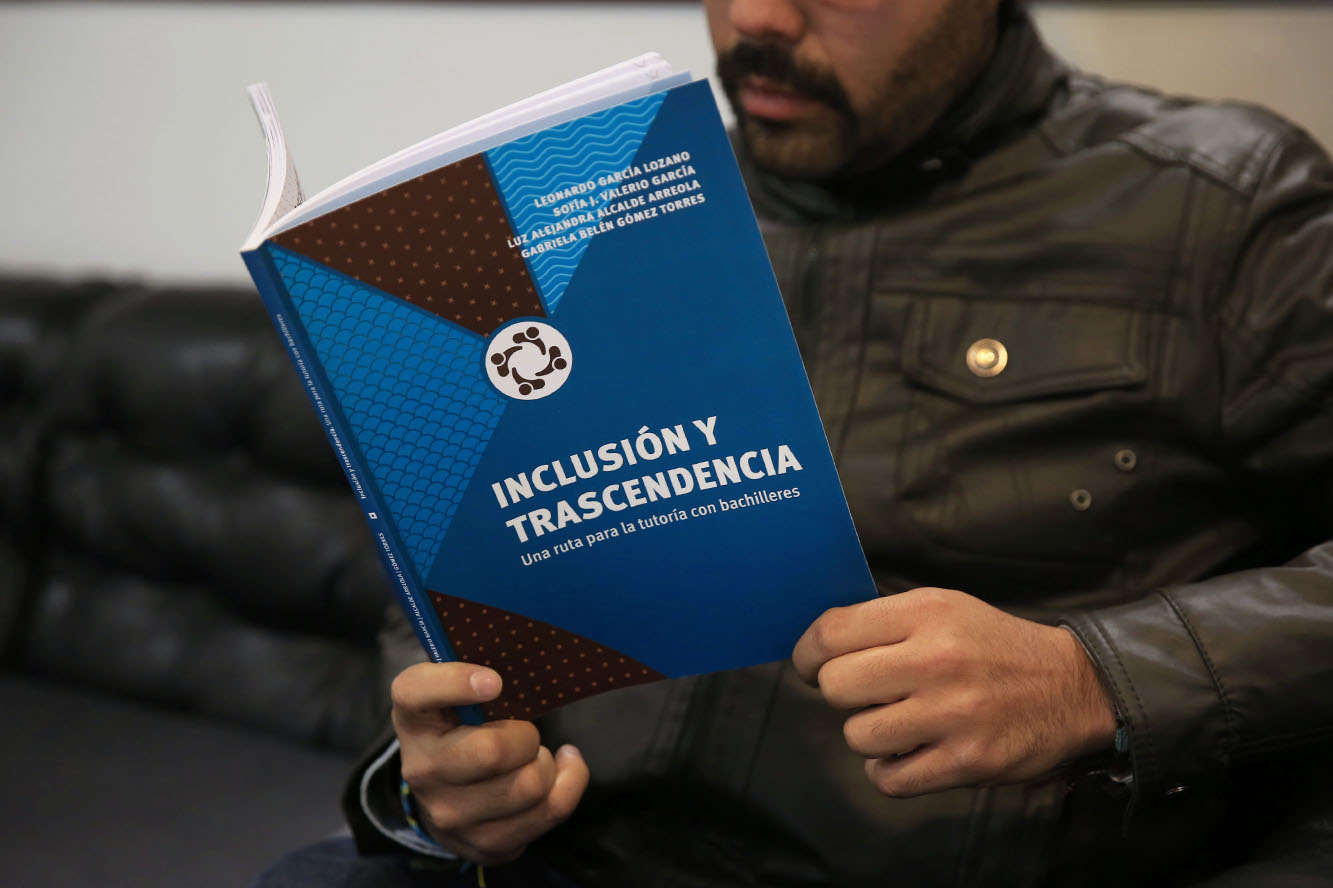 Docente leyendo libro