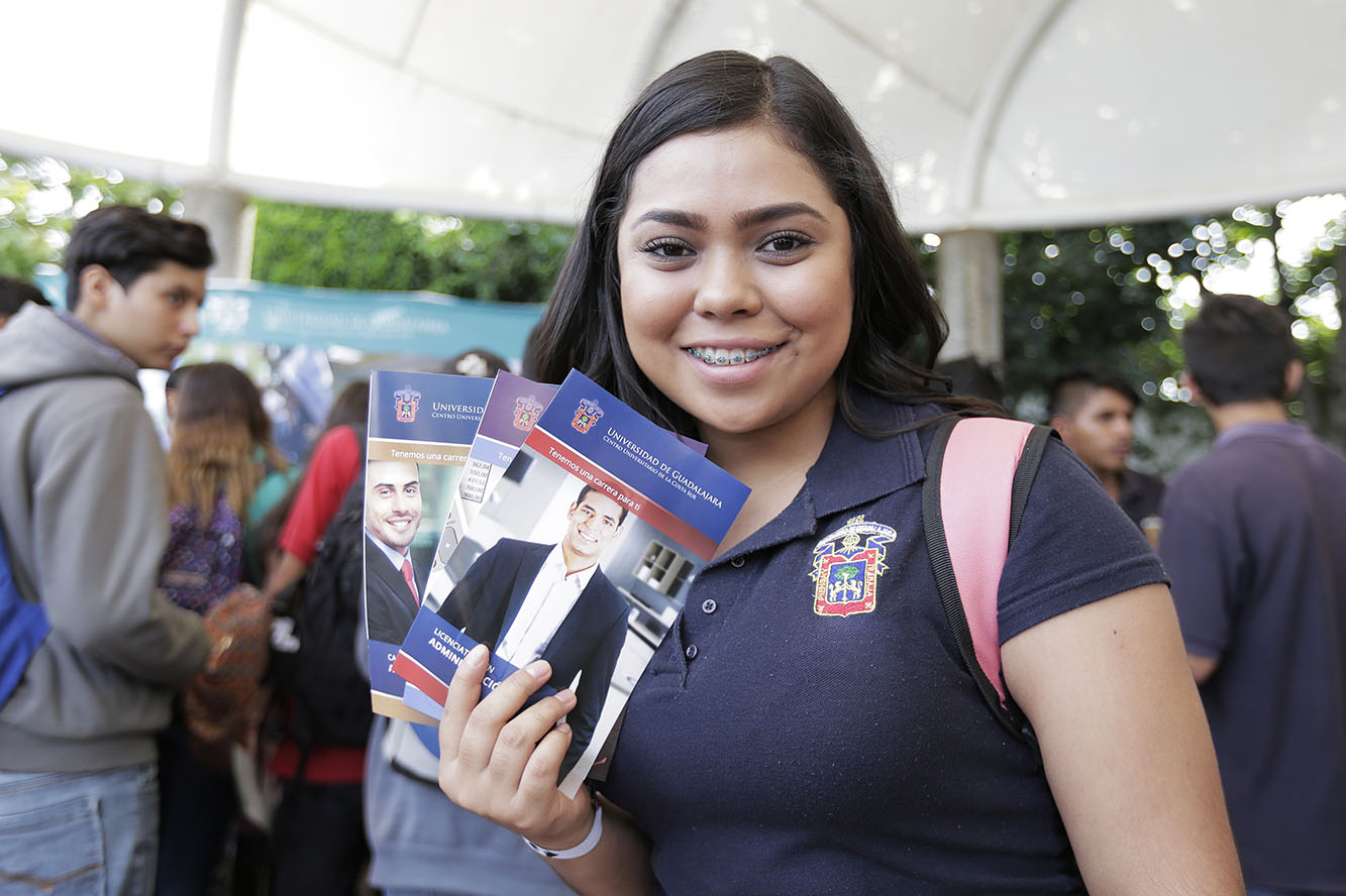 Alumna muestra folletos