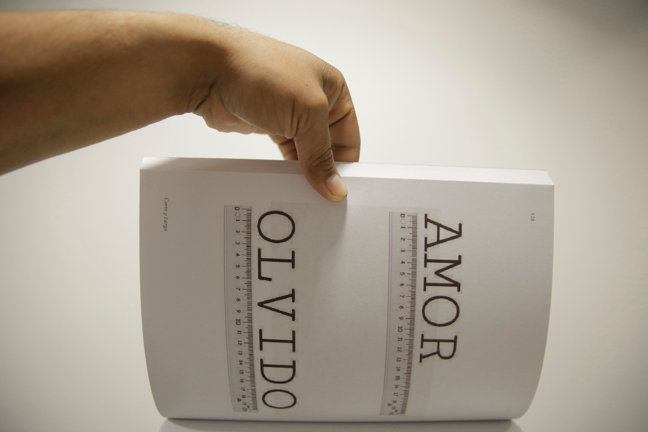 Mano sostiene hoja impresa