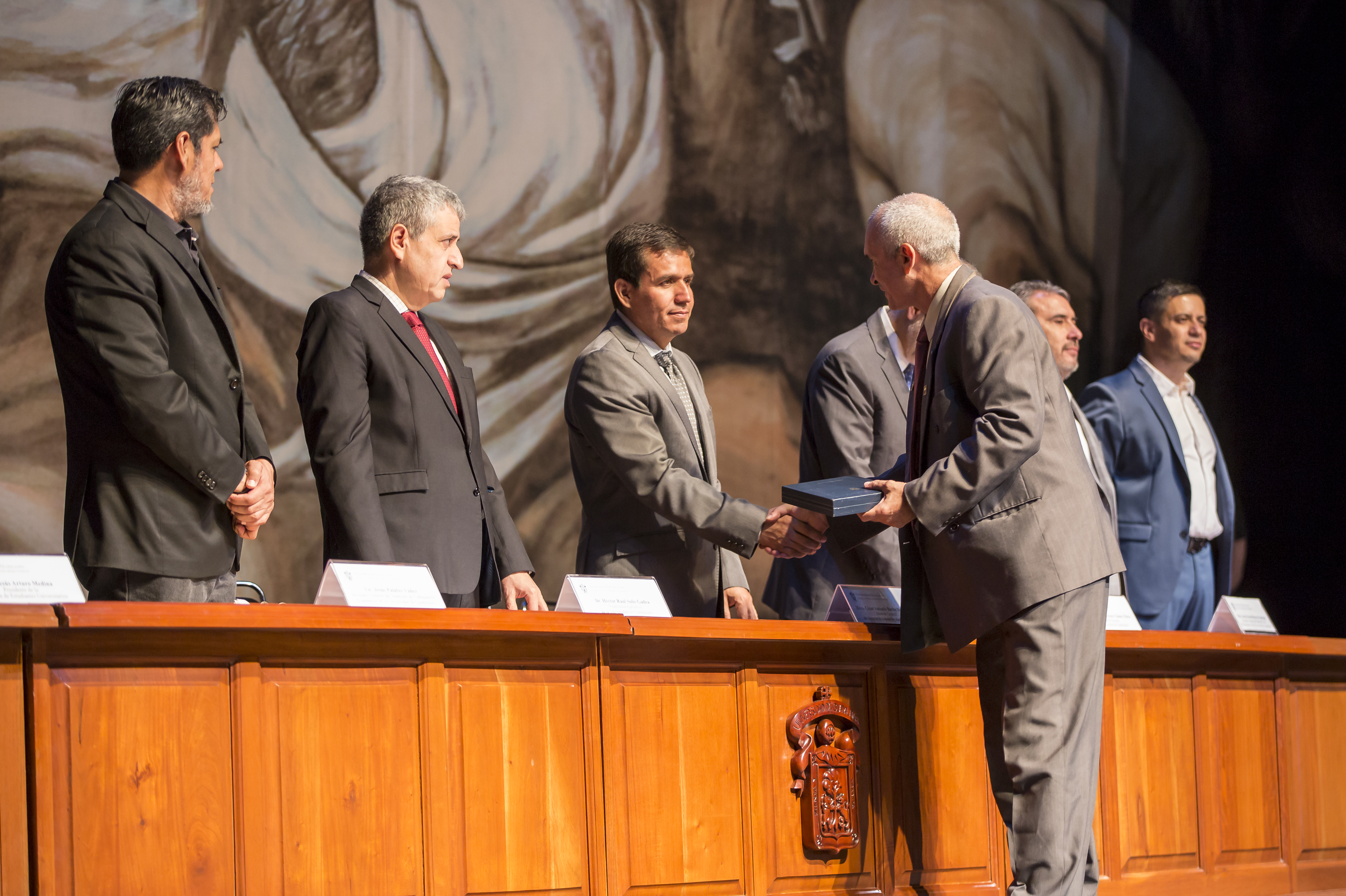 Autoridades del evento en presidium