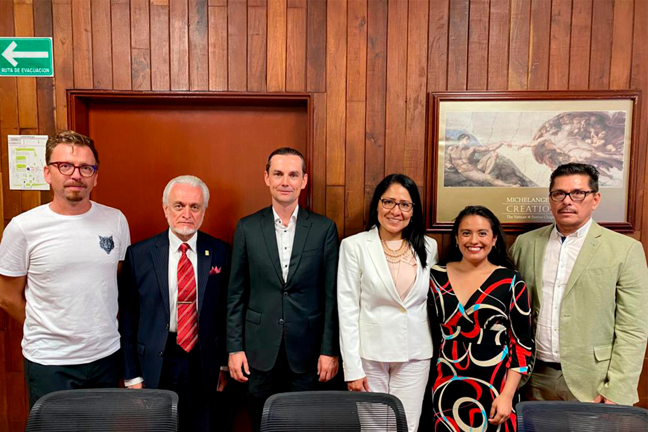 Autoridades del evento en reunión